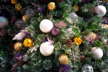 Noel süsleri olan Hong Kong sokak 