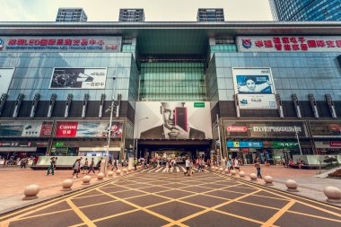 10 Ağustos 2017 - Tsim Sha Tsui, Hong Kong: İnsan kalabalığı ile sokak görmek