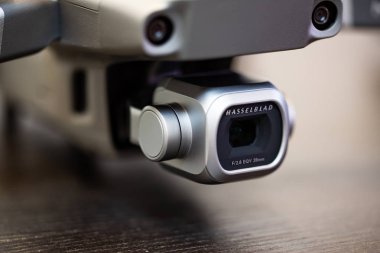 ahşap yüzeyde dronun görünümü kadar kapatın 