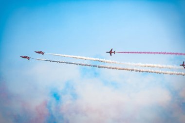 Açık mavi gökyüzü, Aero gösterisi sırasında gündüz