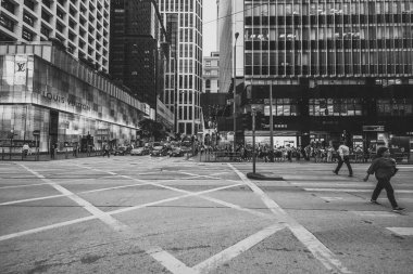 Siyah beyaz görüntü kalabalık Hong Kong sokakların 