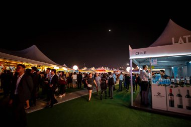 Hong Kong, Çin - 26 Ekim 2018: Hong Kong şarap ve Dine Festivali 10th edition, insanlar yiyecek, içecek ve eğlence hemen yanında çarpıcı Victoria Limanı manzarası keyfini çıkarın.