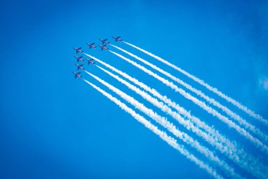 Açık mavi gökyüzü, Aero gösterisi sırasında gündüz