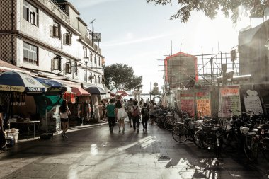 Evler ve dükkanlar, 19 Kasım, 2016 - Tsim Sha Tsui, Hong Kong ile kalabalık sokak 
