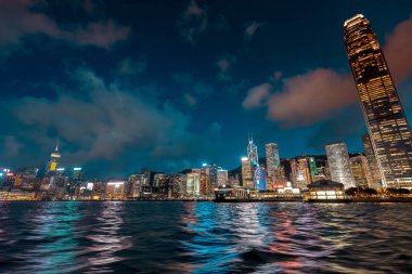 Suya karşı Hong Kong gece görünümü 