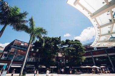 10 Ağustos 2017 - Tsim Sha Tsui, Hong Kong: İnsan kalabalığı ile sokak görmek