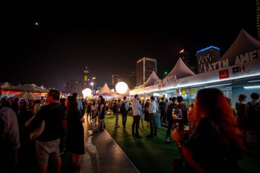 Hong Kong, Çin - 26 Ekim 2018: Hong Kong şarap ve Dine Festivali 10th edition, insanlar yiyecek, içecek ve eğlence hemen yanında çarpıcı Victoria Limanı manzarası keyfini çıkarın.