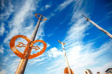 21 Ekim 2017 Lonodon, İngiltere'de. Banliyö ve kasaba evleri küçük nehir karşı