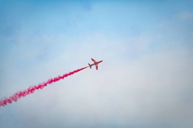 Açık mavi gökyüzü, Aero gösterisi sırasında gündüz