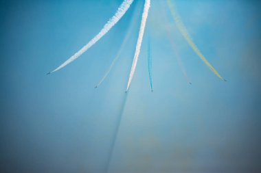 Açık mavi gökyüzü, Aero gösterisi sırasında gündüz