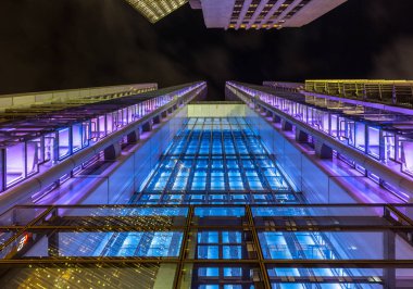 Geceleri, Hong Kong bina modern cam düşük açılı görünüş 