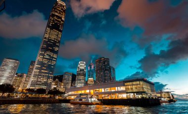 Suya karşı Hong Kong gece görünümü 