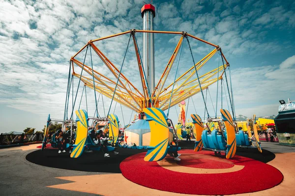 Hong Kong Noviembre 2018 Parque Atracciones Con Carruseles Durante Día —  Fotos de Stock