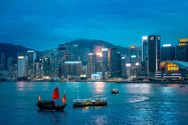 Reizen Azië Hong Kong China Stadszicht Van Wolkenkrabbers Tegen Water — Stockfoto