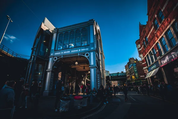 キングス クロス駅 ロンドン 英国でのショッピングの 2017 キングス クロス駅 ロンドン 内側と外側ビュー — ストック写真