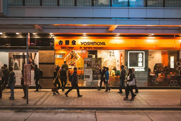 香港白天有行人和商店的街道 — 图库照片