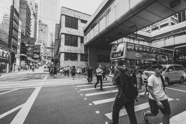 Siyah beyaz görüntü kalabalık Hong Kong sokakların 