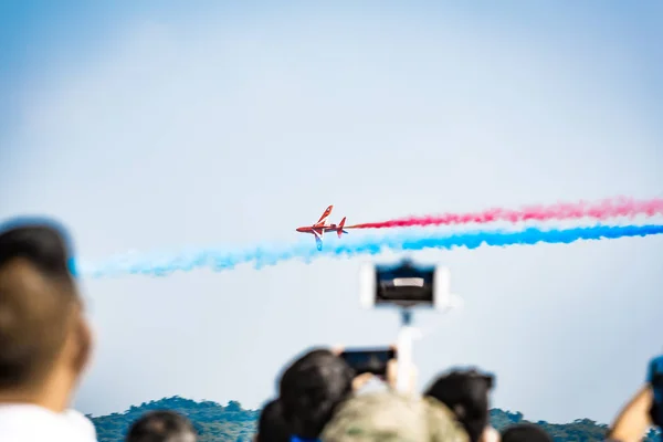 昼間は青空でエアロを — ストック写真