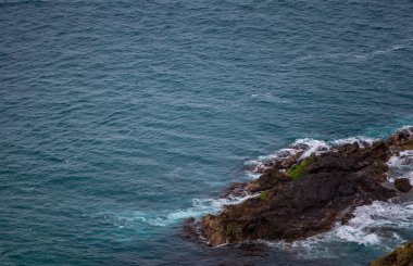 Harika deniz manzarası görünümüyle dalgalı su ve kıyı 