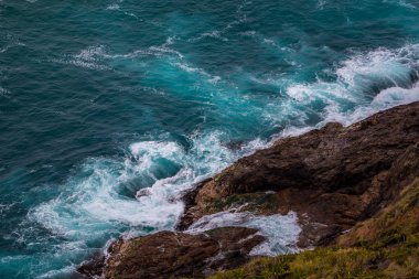 Harika deniz manzarası görünümüyle dalgalı su ve kıyı 