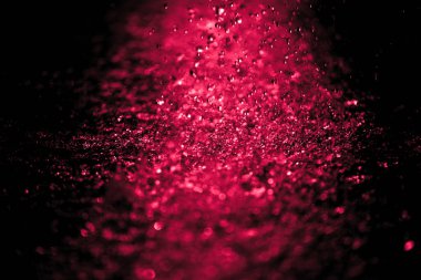 siyah arka plan üzerinde renkli su sıçramalarına 