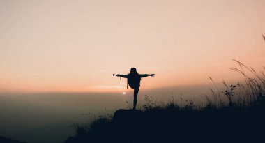 İnsanlar sırasında günbatımı kum plajındaki 