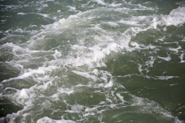 Harika deniz manzarası görünümüyle dalgalı su ve kıyı 