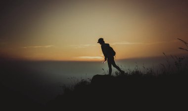 İnsanlar sırasında günbatımı kum plajındaki 