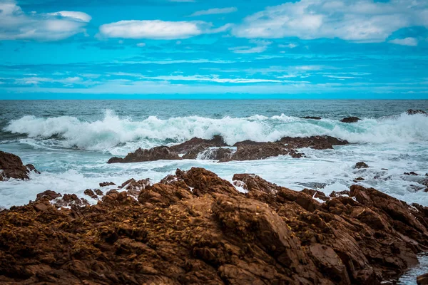 波水和岸边的大海景 — 图库照片