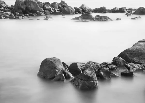 波水和岸边的大海景 — 图库照片