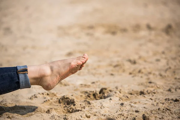 Kvinnan Promenader Stranden Över Sand — Stockfoto