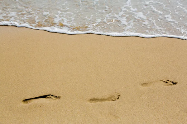 Vågigt Hav Och Sandstrand — Stockfoto