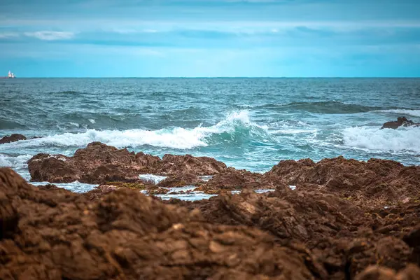 波水和岸边的大海景 — 图库照片