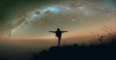 İnsanlar sırasında günbatımı kum plajındaki 