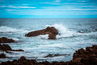 Harika deniz manzarası görünümüyle dalgalı su ve kıyı 