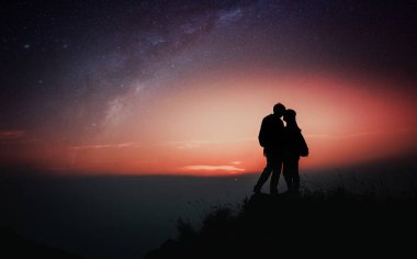 İnsanlar sırasında günbatımı kum plajındaki 