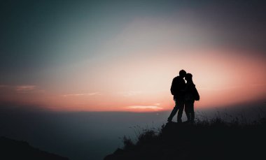 İnsanlar sırasında günbatımı kum plajındaki 