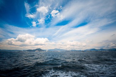 dalgalı deniz suyu bulutlar altında temizleyin 