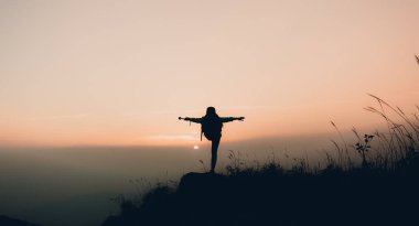 İnsanlar sırasında günbatımı kum plajındaki 