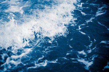 Harika deniz manzarası görünümüyle dalgalı su ve kıyı 