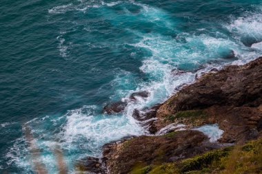 Harika deniz manzarası görünümüyle dalgalı su ve kıyı 