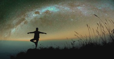 İnsanlar sırasında günbatımı kum plajındaki 