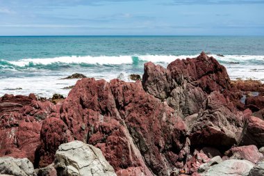 Harika deniz manzarası görünümüyle dalgalı su ve kıyı 