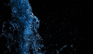 siyah arka plan üzerinde renkli su sıçramalarına 