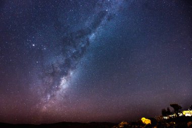 Harika deniz manzarası görünümüyle dalgalı su ve kıyı 