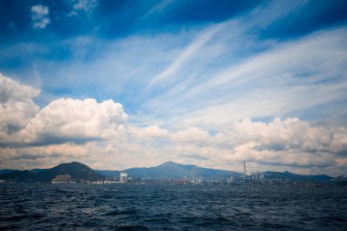 dalgalı deniz suyu bulutlar altında temizleyin 