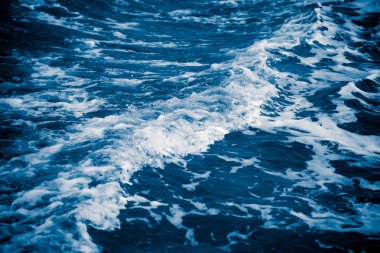 Harika deniz manzarası görünümüyle dalgalı su ve kıyı 