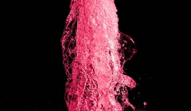 siyah arka plan üzerinde renkli su sıçramalarına 