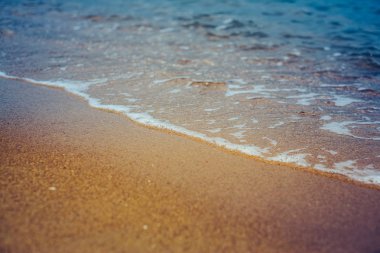 dalgalı okyanus ve kumlu plaj