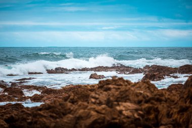 Harika deniz manzarası görünümüyle dalgalı su ve kıyı 